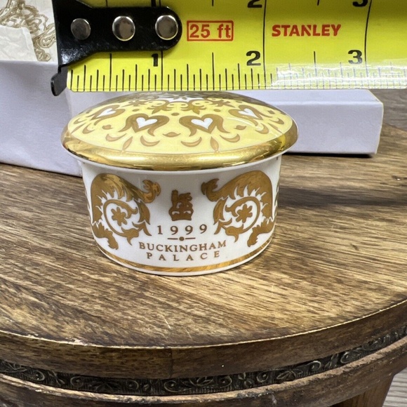 BUCKINGHAM PALACE FINE BONE TRINKET PILL BOX, ROYAL COLLECTION 1999 - Picture 9 of 11